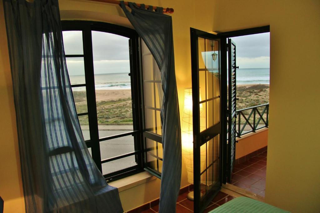 Supertubos Beach Hostel Atouguia Da Baleia Exterior photo