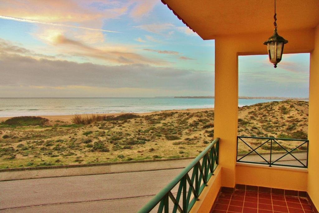 Supertubos Beach Hostel Atouguia Da Baleia Room photo