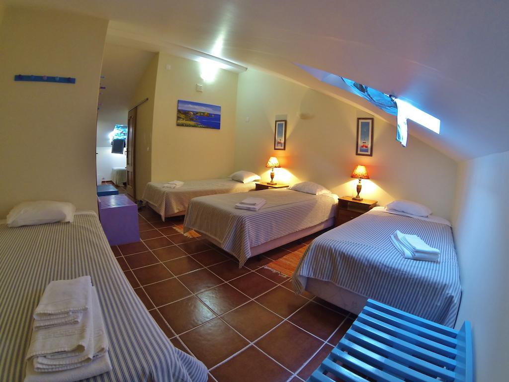 Supertubos Beach Hostel Atouguia Da Baleia Room photo